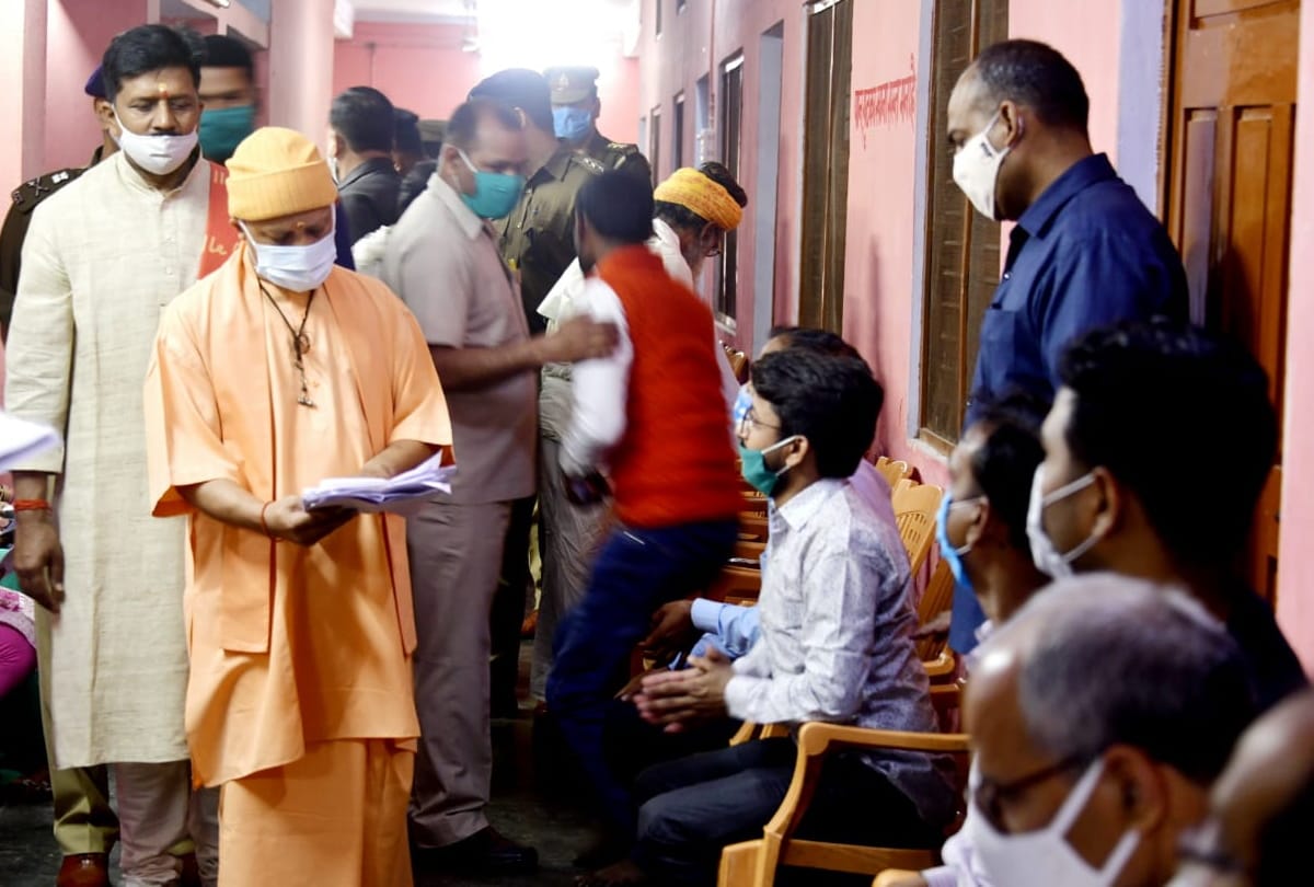 CM yogi listenproblem in Janta darbar at Gorakhnath mandir