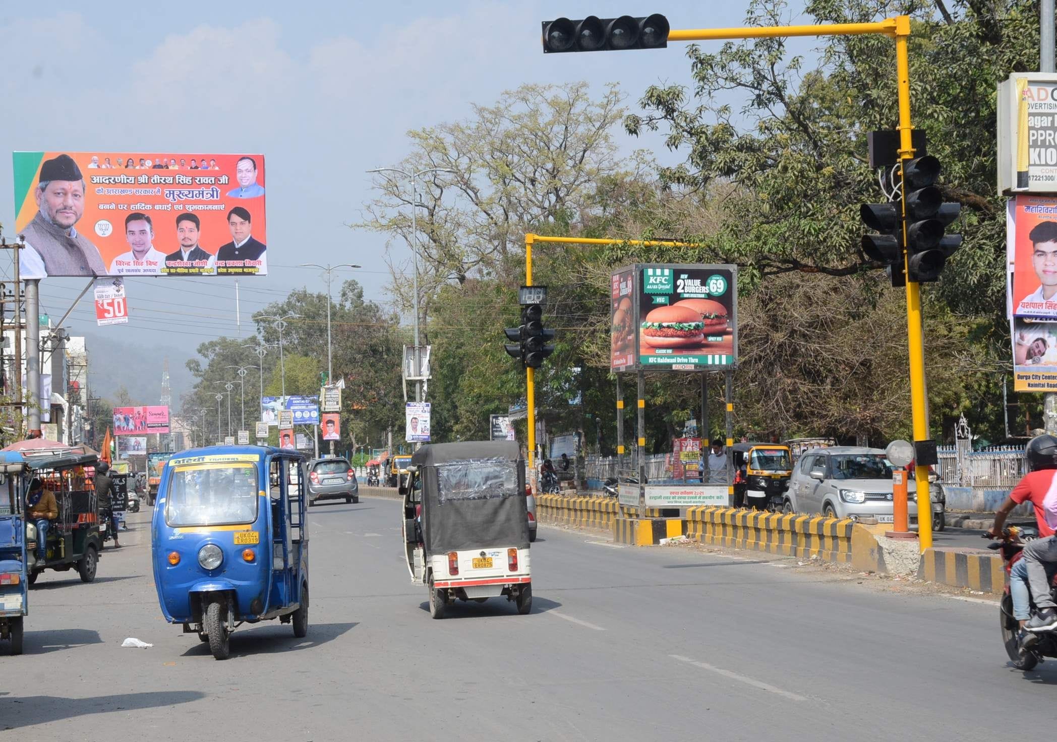 (AI-Based Traffic System)।  Traffic Signal Put There Where The Intersection Closed - Nainital News -  ट्रैफिक सिगनल वहां लगाया जहां चौराहा बंद