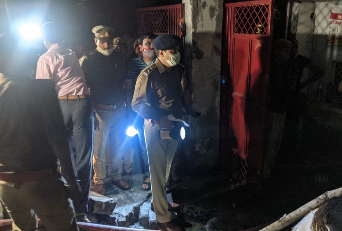 ghaziabad ppe kit mask factory fire someone jump some ran in fire to save life