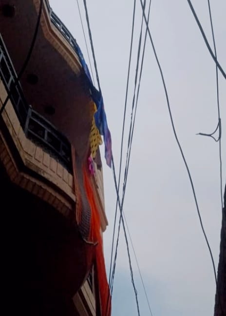 crime,electricity,bijli vibhag,clothes on wire