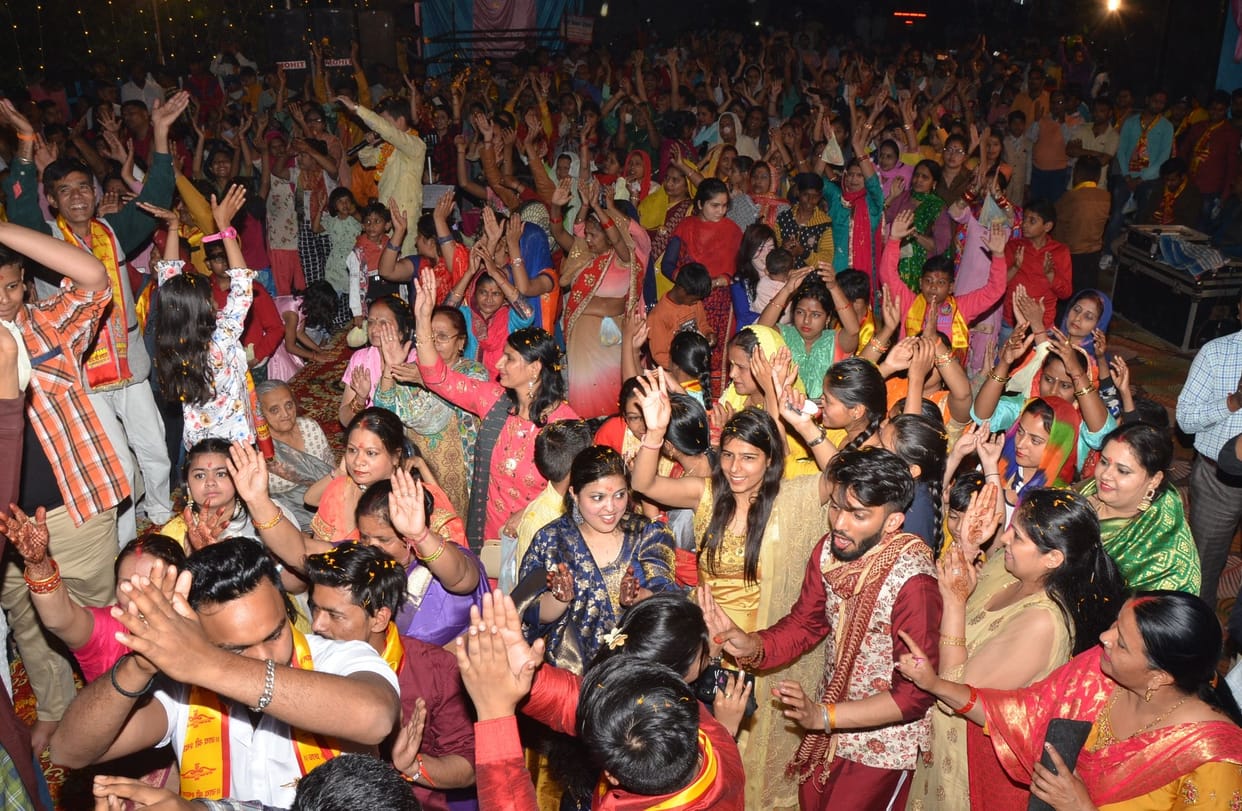 Devotees flocked to the hymns of Khatushyam, played Holi of flowers