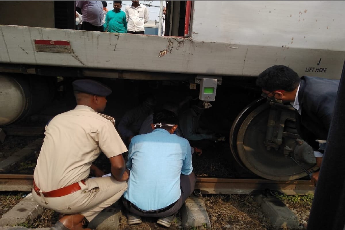 Howrah Bikaner Express burning train PDDU Nagar junction Chandauli