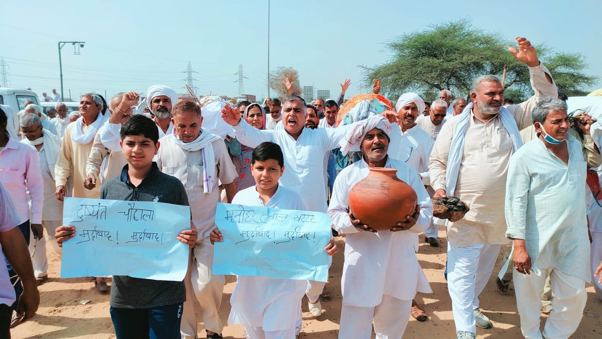 Farmers carried out the funeral of the effigies of thre MLAs who voted in favor of the government in the no-confidence motion