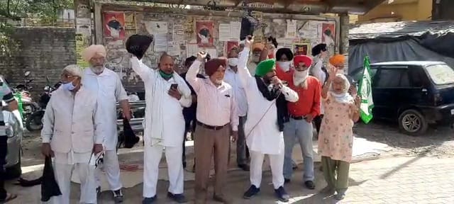 Black flags shown to Transport Minister in Kalka and BJP leaders in Pinjore in protest against agricultural laws