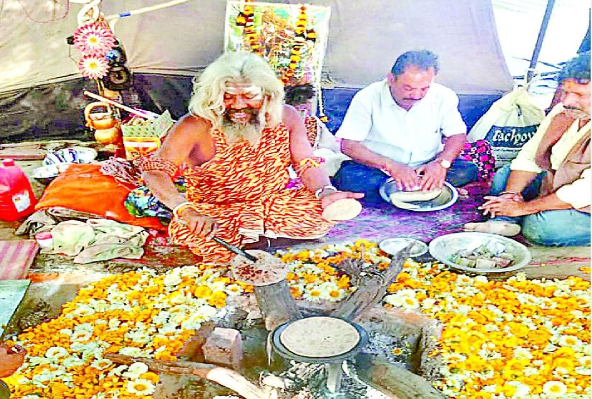 People Serve Food To Devotees In Vrindavan Kumbh Mela 2021