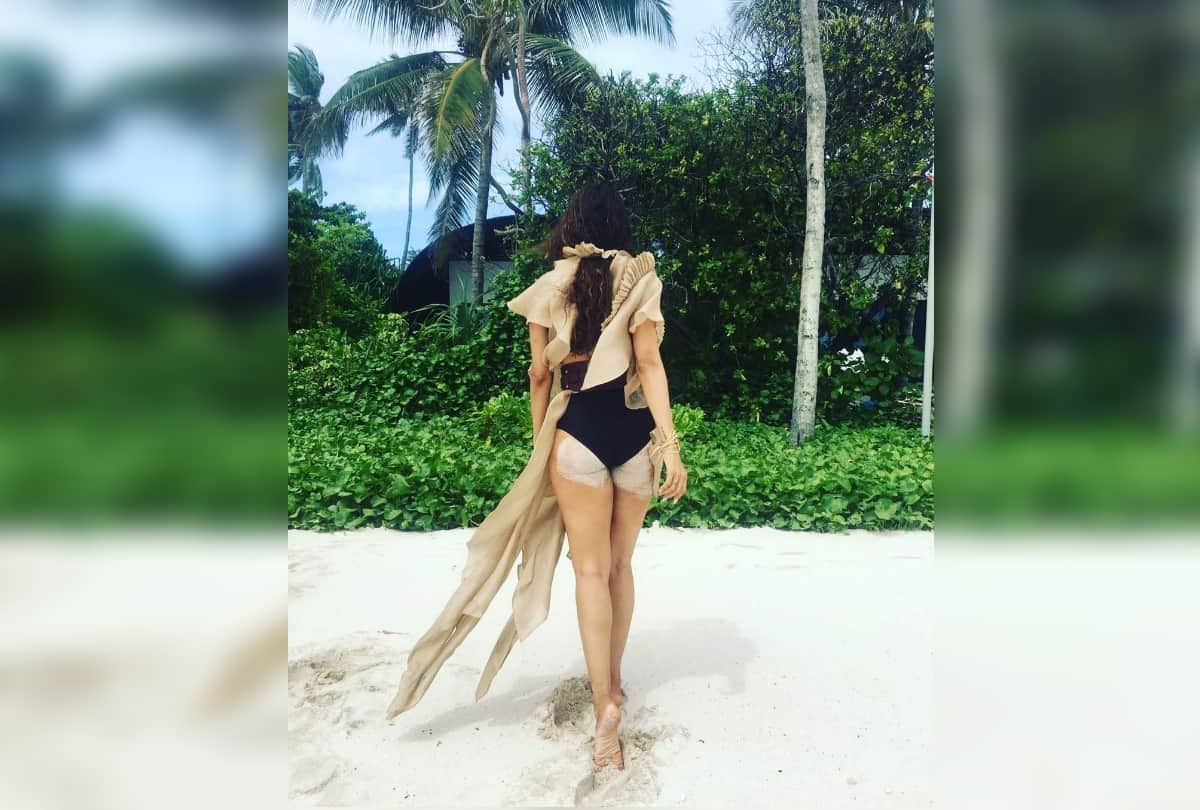 malaika arora shared her hot bikini photo on instagram captioned it beach bum