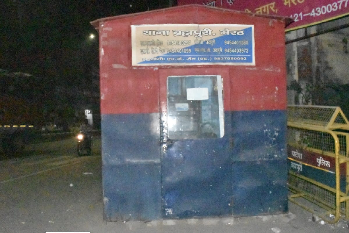 Amar Ujala Live Report: Policemen not found on duty at police posts in Meerut and see photos