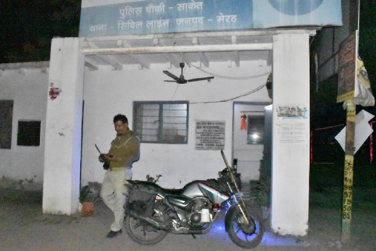 Amar Ujala Live Report: Policemen not found on duty at police posts in Meerut and see photos
