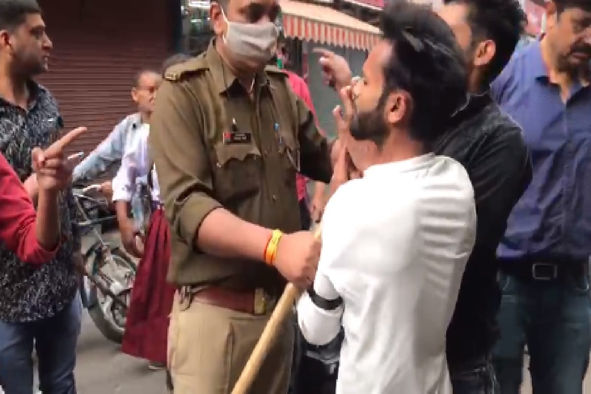 A girls students have beaten up to two youths in sadar market of Meerut and see photos