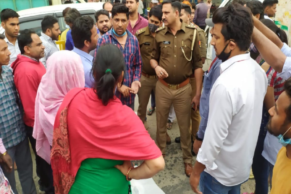 Meerut News: The family members has ruckus with dead body in son suicide case and see photos