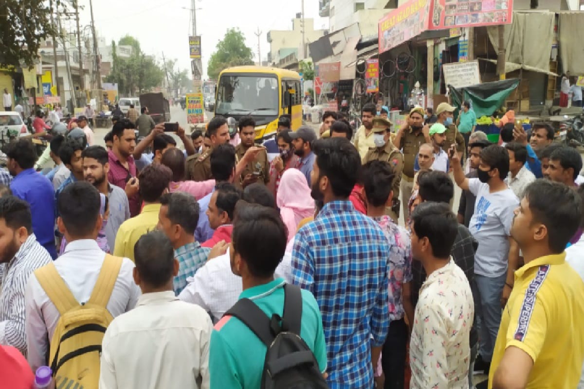 Meerut News: The family members has ruckus with dead body in son suicide case and see photos