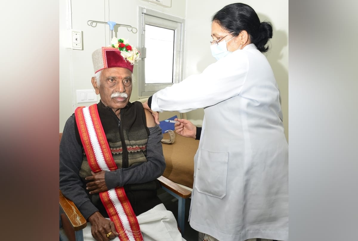 governor bandaru dattatreya takes first dose of covid-19 vaccine in IGMC shimla