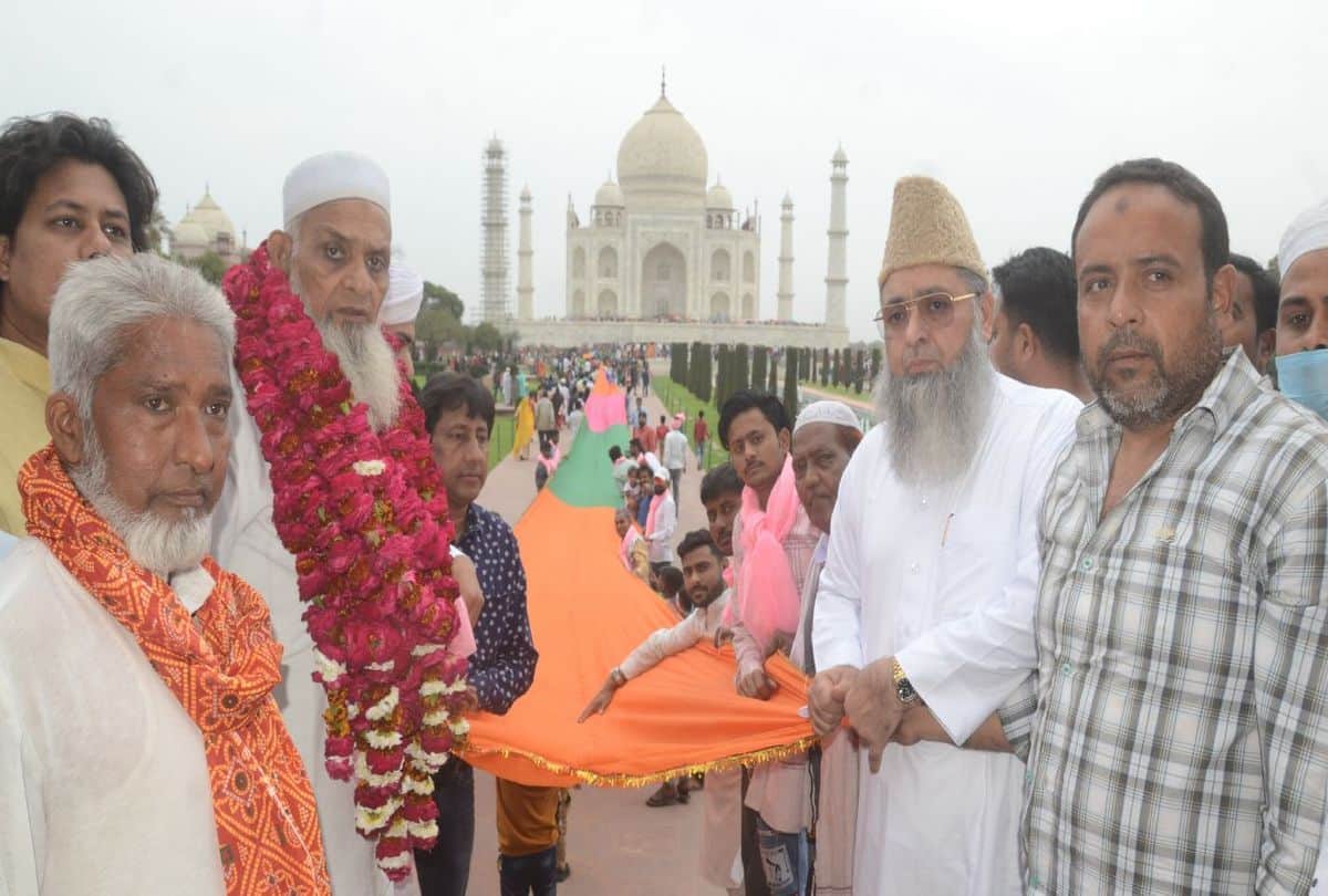 satrangi chadar offers at taj mahal on last day of shahjahan urs