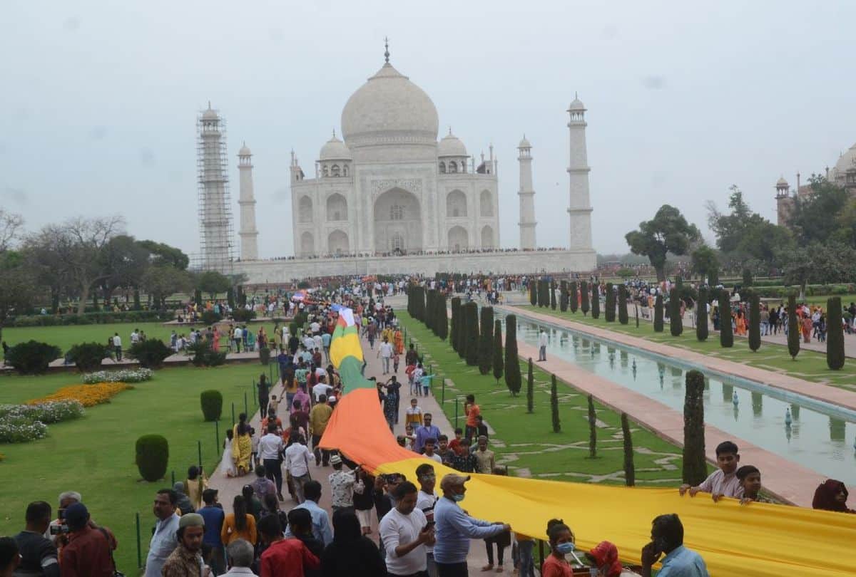 satrangi chadar offers at taj mahal on last day of shahjahan urs