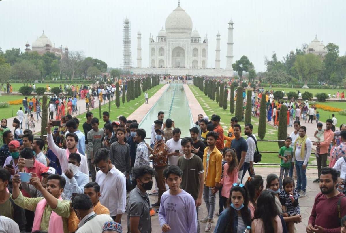 satrangi chadar offers at taj mahal on last day of shahjahan urs