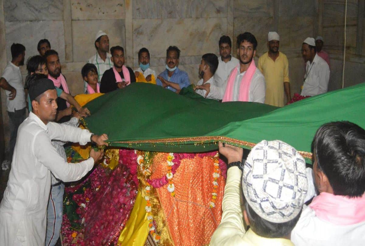 satrangi chadar offers at taj mahal on last day of shahjahan urs