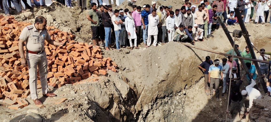 Worker burnt due to falling of mud, dead body extracted after four hours of rescue