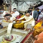 काशी विश्वनाथ का सपरिवार दुग्धाभिषेक करते राष्ट्रपति