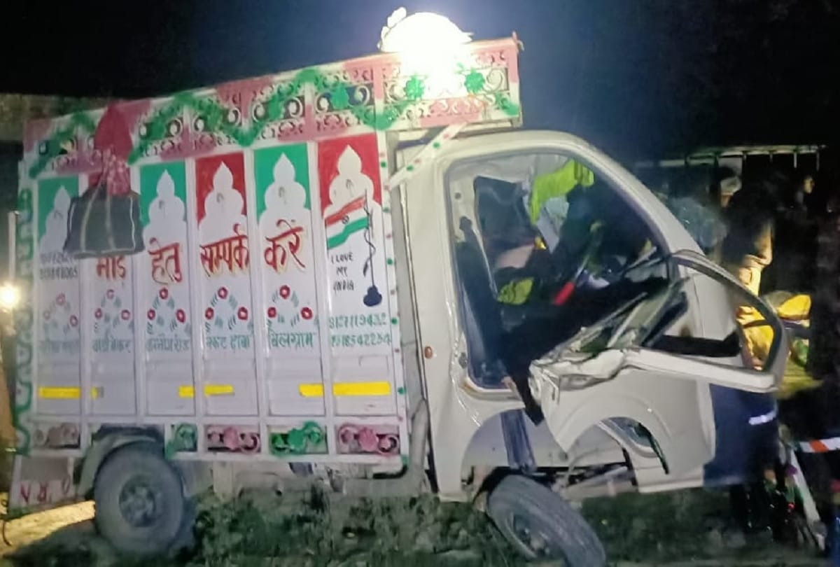 Pickup van carrying workers meet road accident in Bahraich many injured