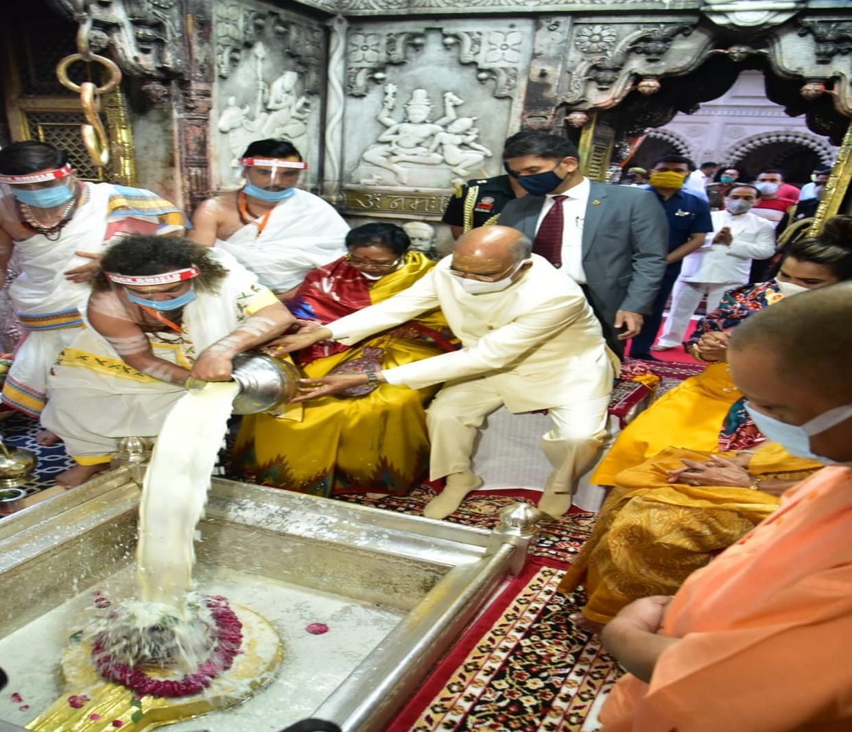 The President arrived in the temple of Baba Vishwanath, worshiped