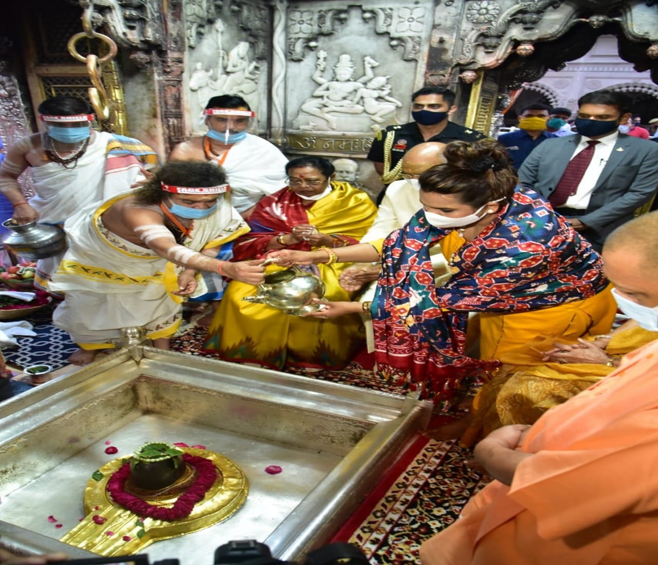 The President arrived in the temple of Baba Vishwanath, worshiped