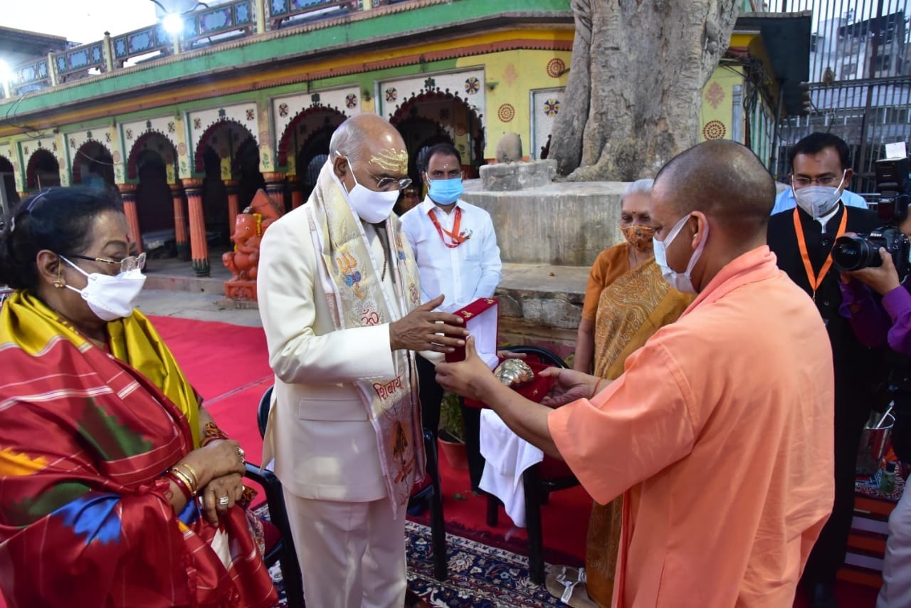 The President arrived in the temple of Baba Vishwanath, worshiped