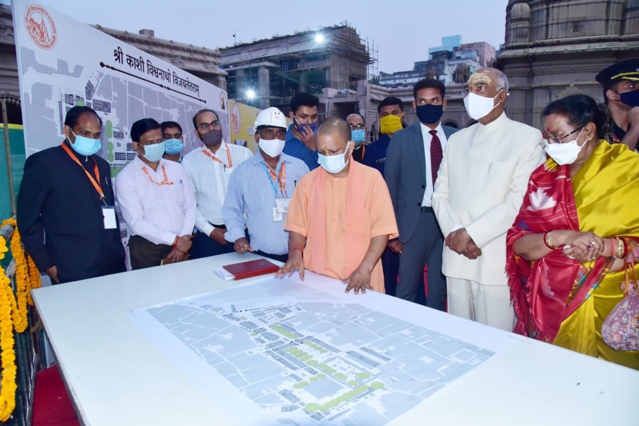 The President arrived in the temple of Baba Vishwanath, worshiped