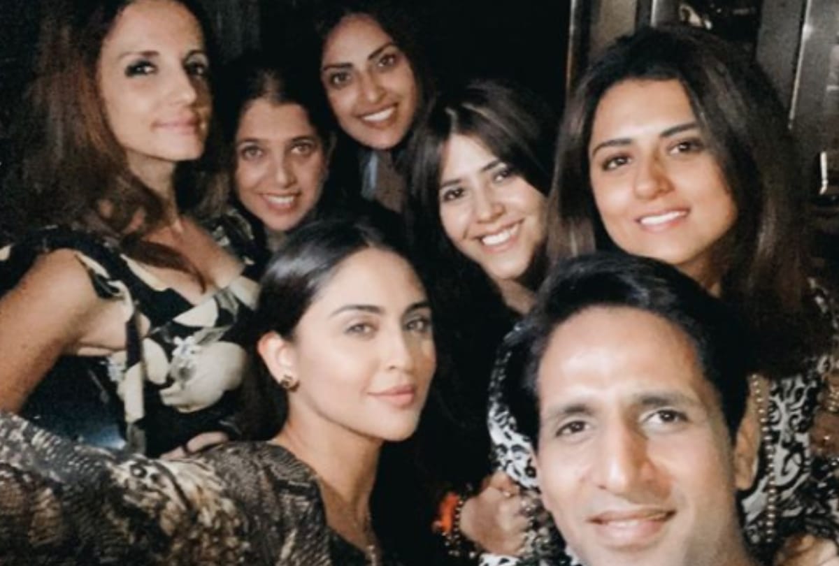 Sussanne Khan Partying with Friends and Got Cosy with Rumoured Boyfriend Arslan Goni See Photos
