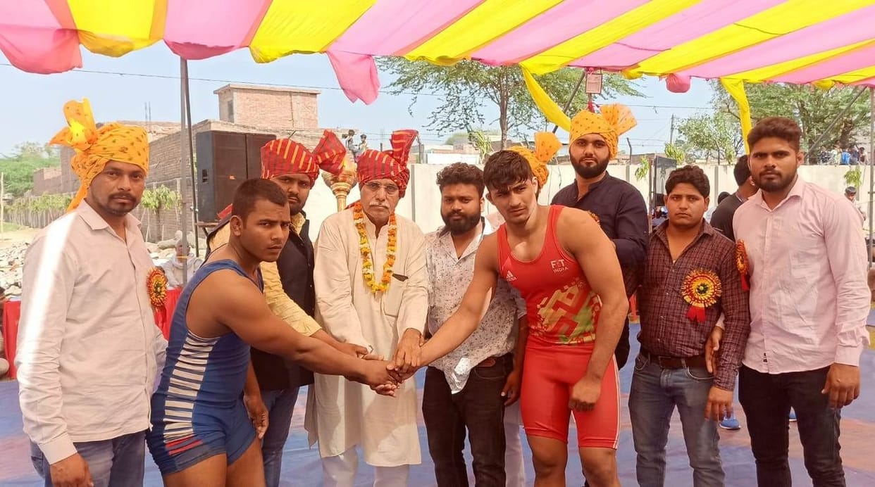 wrestler perform in wrestling competition