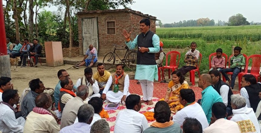 Mau: BJP is putting Chaupal in the villages, telling the achievements of the government to the villagers
