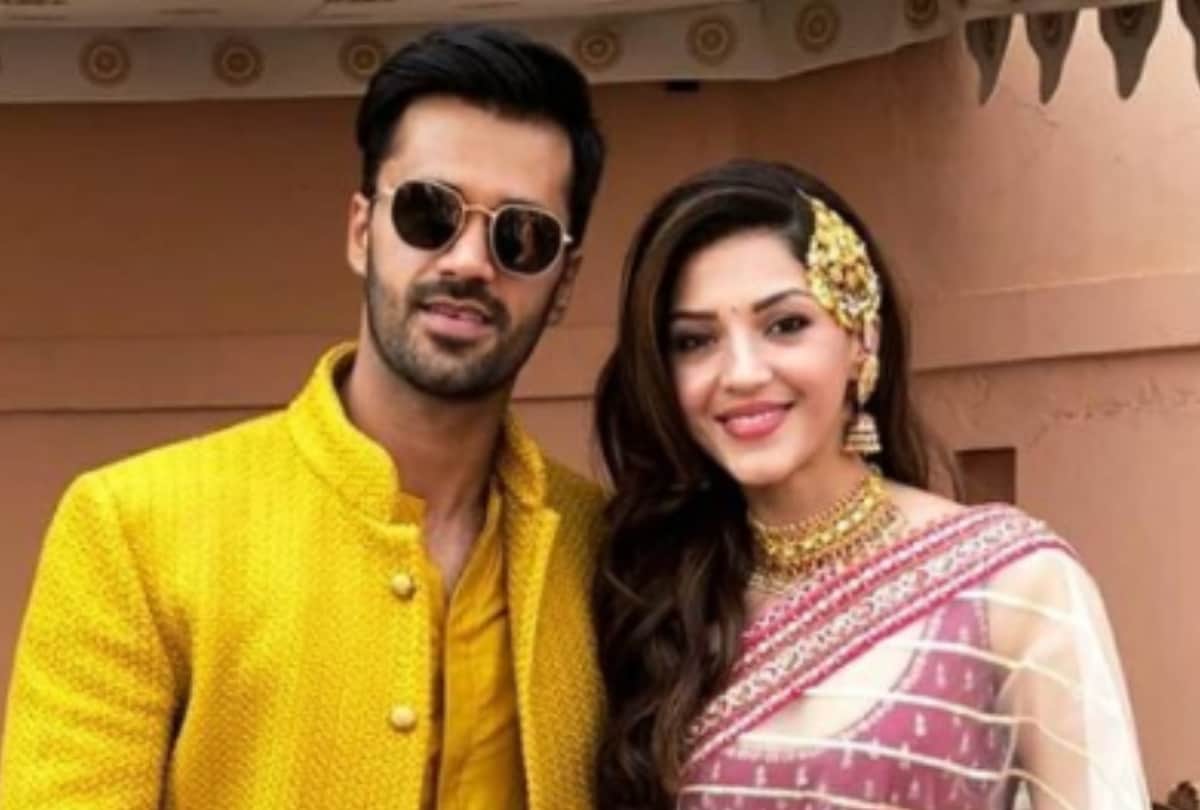 mehreen pirzada and bhavya bishnoi engagement ceremony photos