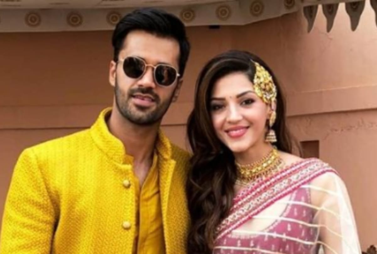 mehreen pirzada and bhavya bishnoi engagement ceremony photos