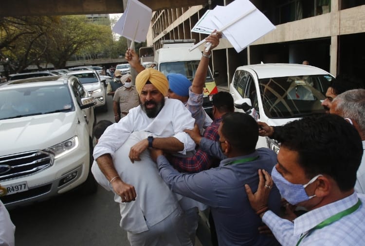 An FIR will be lodged against Akali MLAs of Punjab by Haryana Legislative Assembly Secretariat   