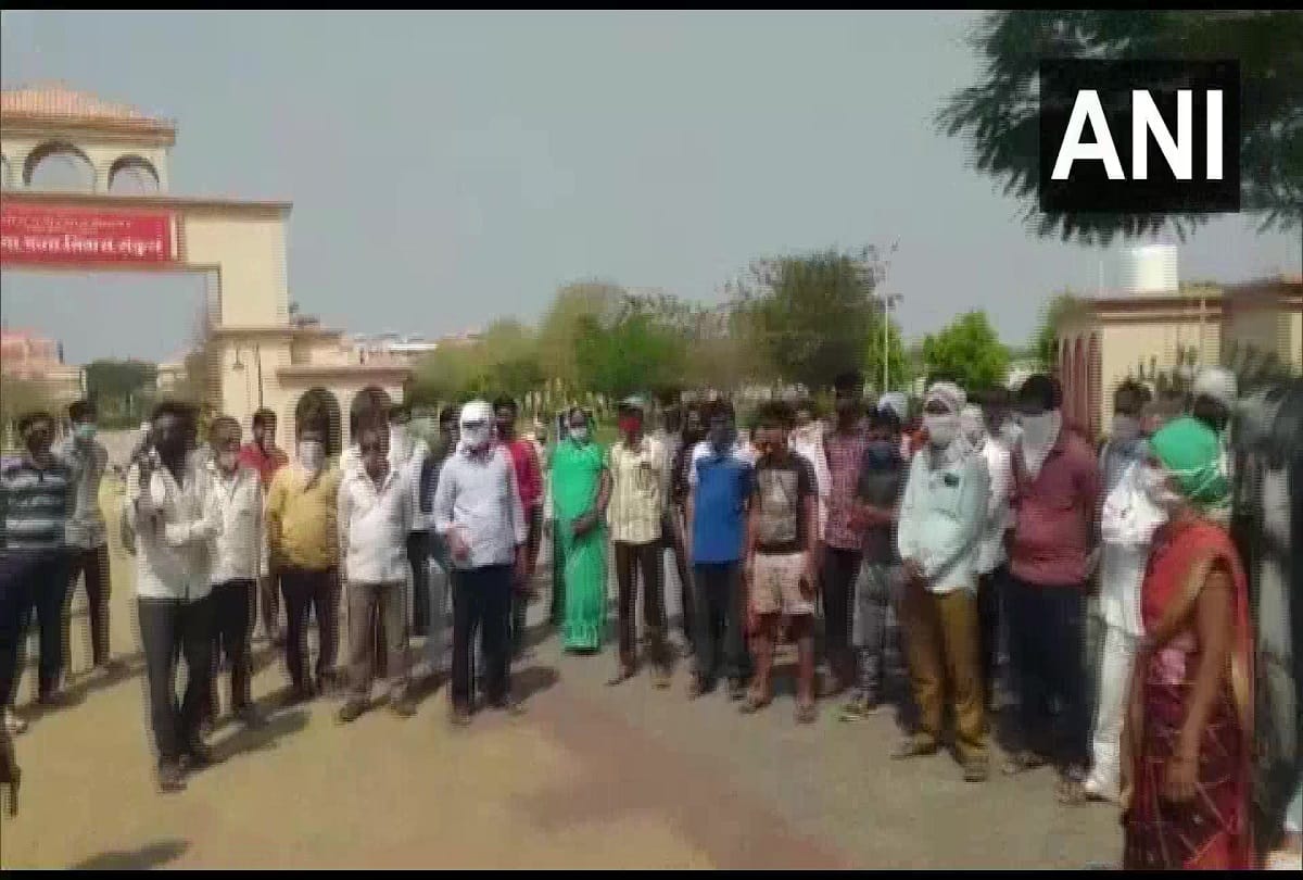 maharashtra Patients being treated at COVID19 care centre came outside to protest after not receiving food till 2 pm