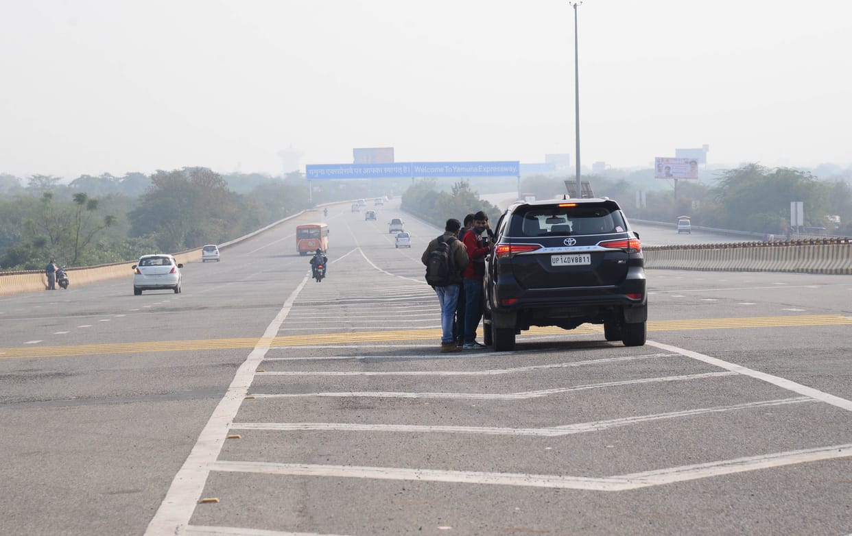 crash barrier to be installed on yamuna expressway  to prevent accidents