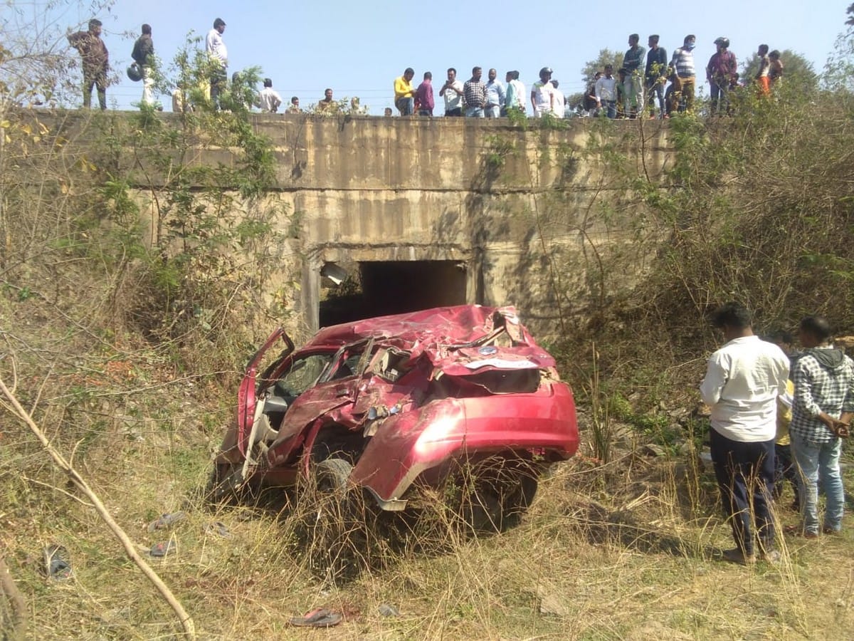 Three people died and two injured car falling in ditch during learn car driving in sonbhadra