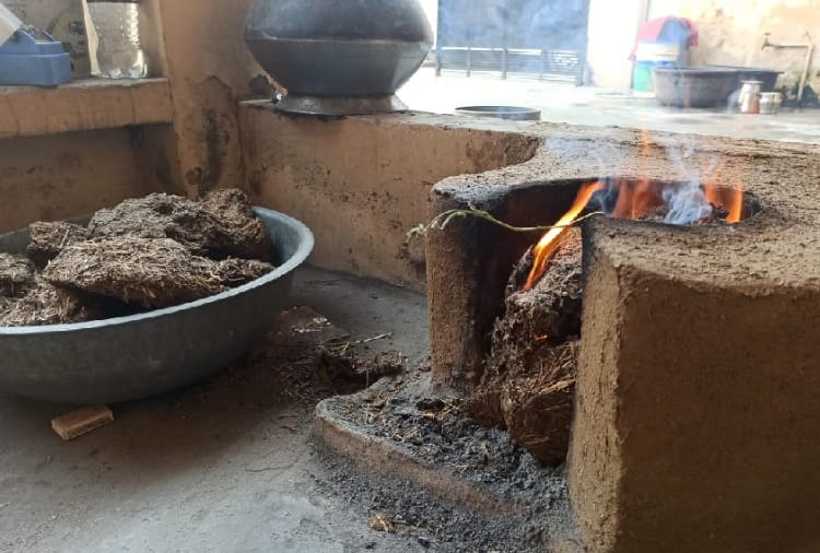 Stove Ash is sold on high price in online market 