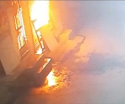 The glass merchant's house caught fire, the glass merchant's house caught fire, the mother died due to scorching