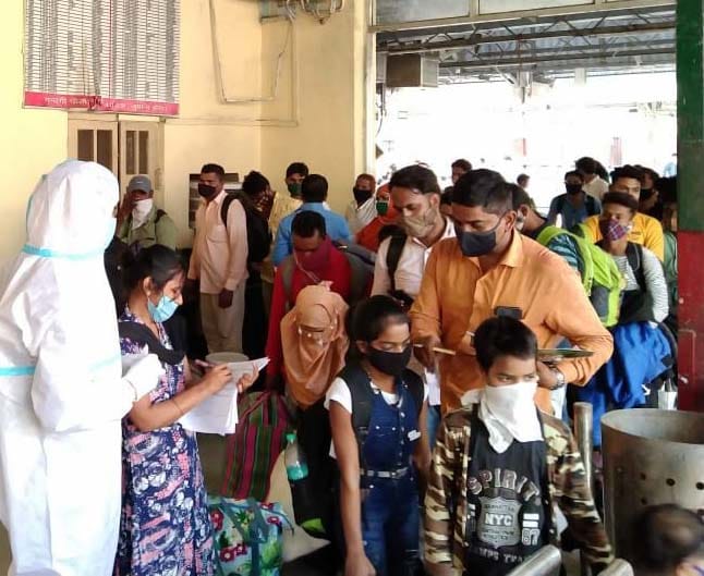 Corona: Investigation of passengers coming from Mumbai at the railway station