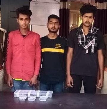 Three miscreants, including a real brother who was blowing money by snatching, got into the hands of the police