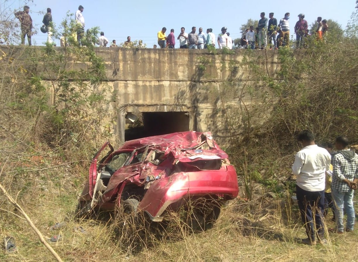 Three died due to car falling in the ditch, two are in critical condition