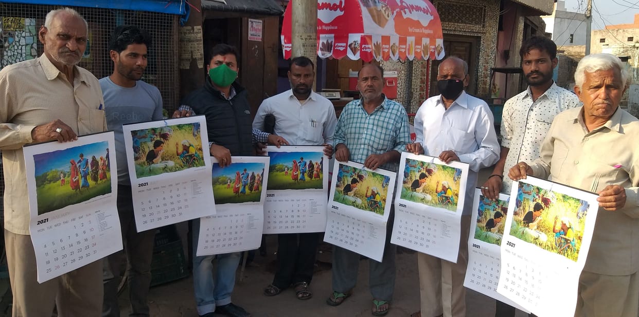 Hathras: Congressmen distributed calendars