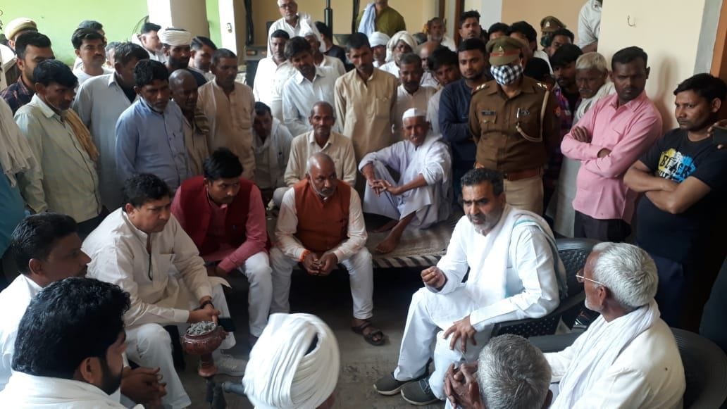 The minister consoled the families of the dead in the accident