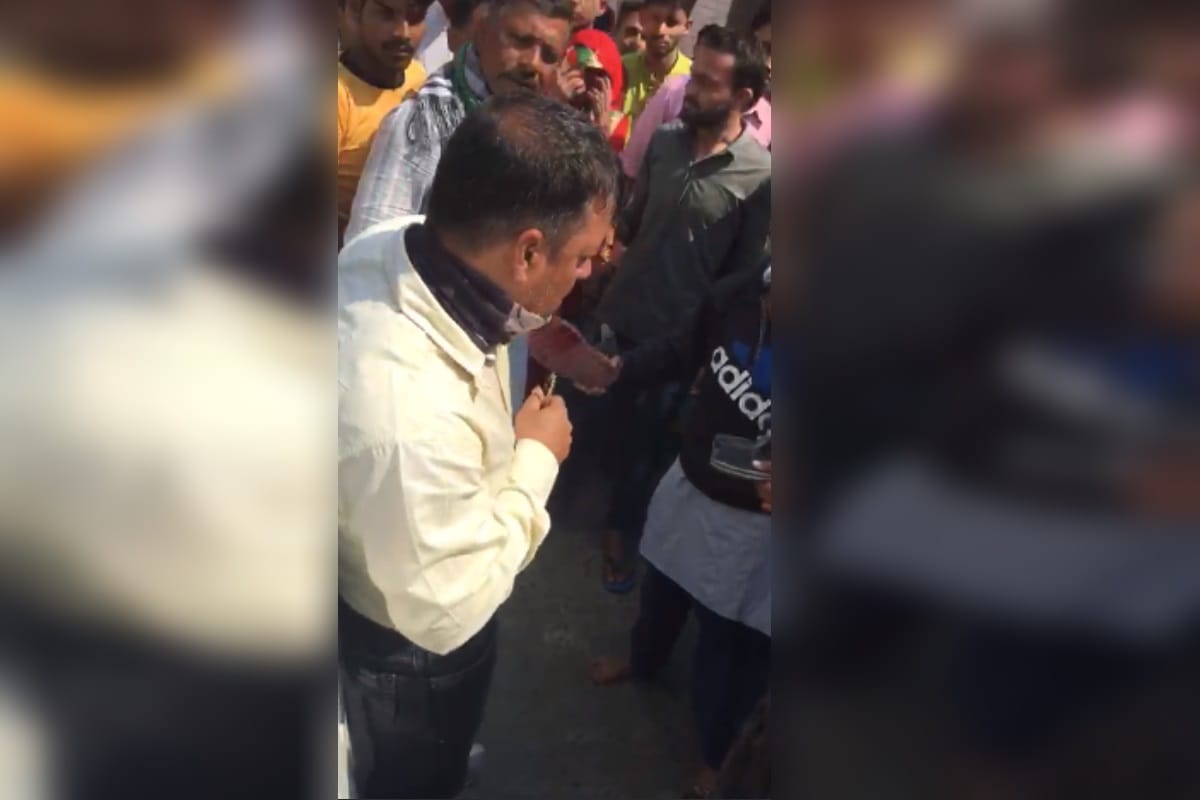 The peoples has beaten up to accused teacher in a village of Muzaffarnagar and see photos