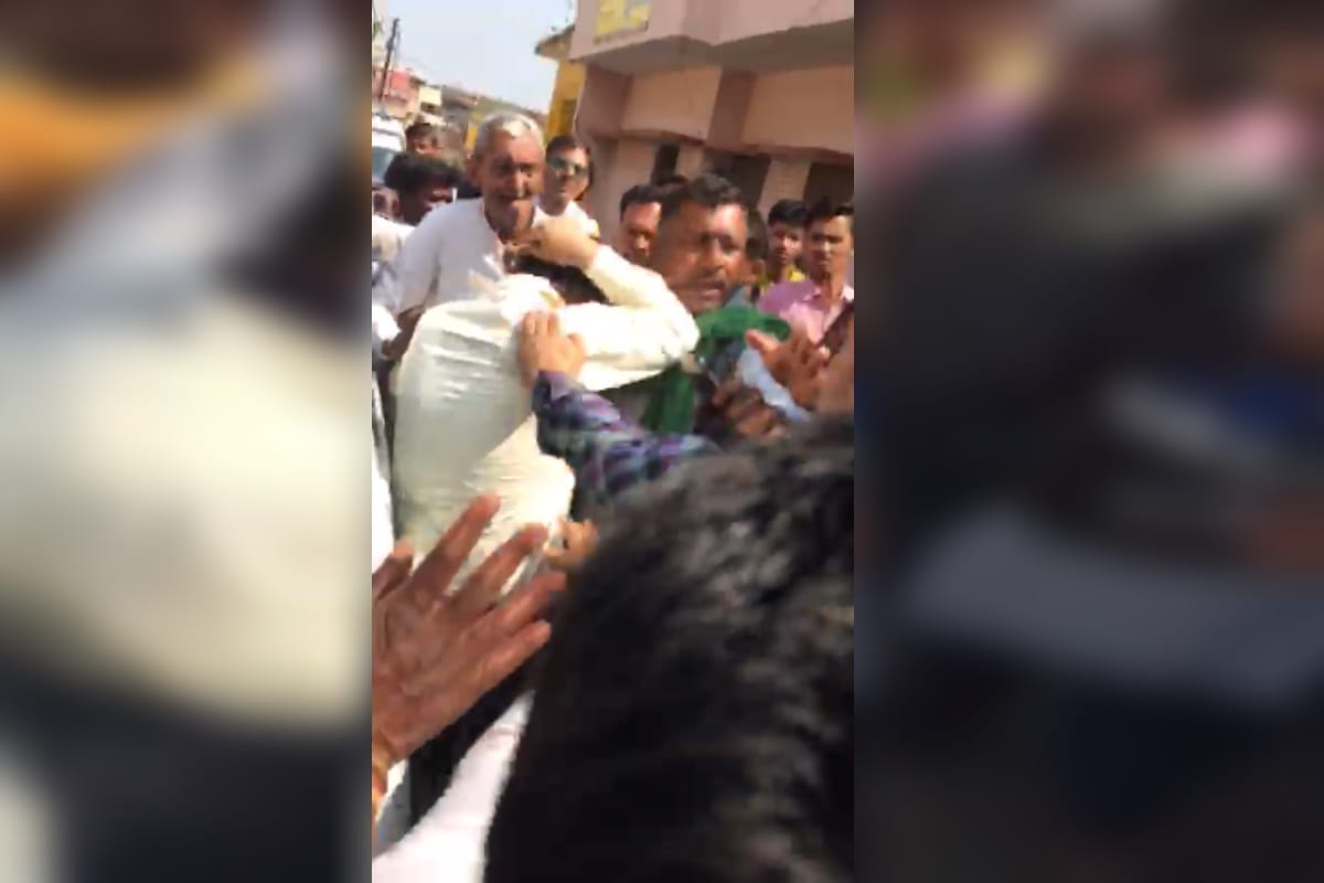 The peoples has beaten up to accused teacher in a village of Muzaffarnagar and see photos