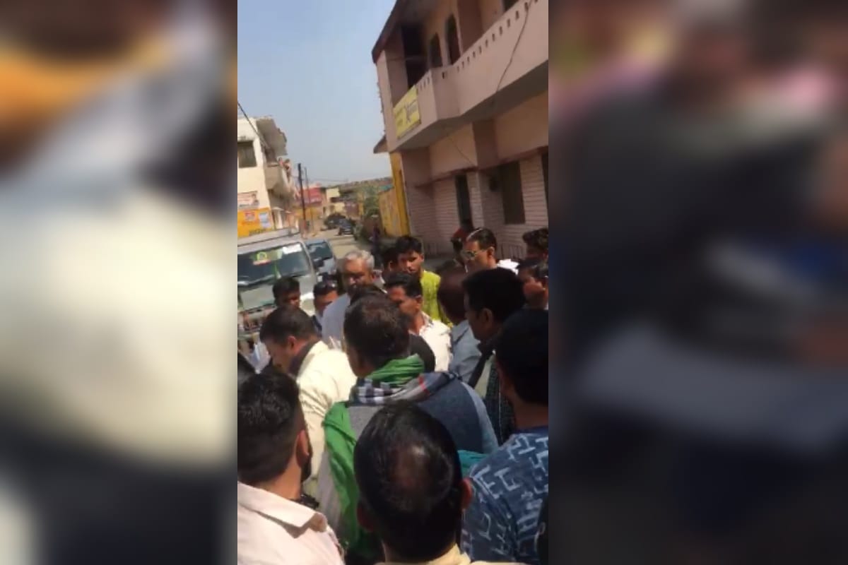 The peoples has beaten up to accused teacher in a village of Muzaffarnagar and see photos