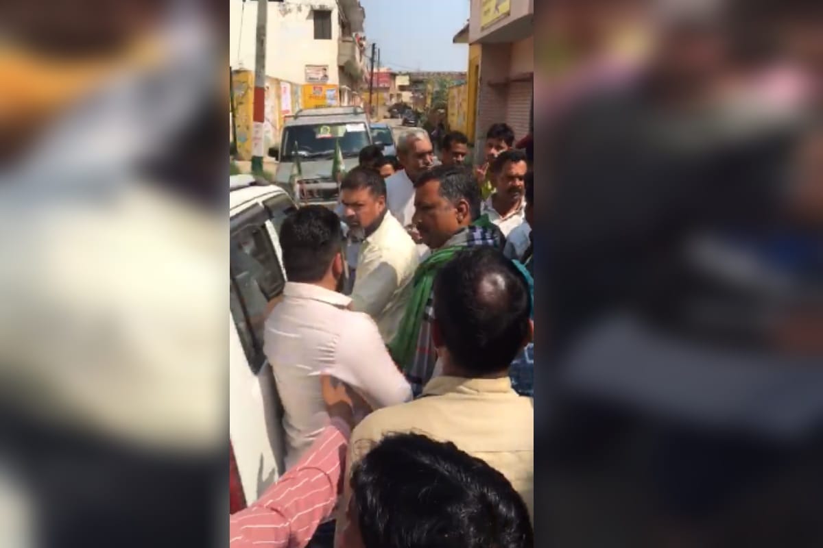 The peoples has beaten up to accused teacher in a village of Muzaffarnagar and see photos