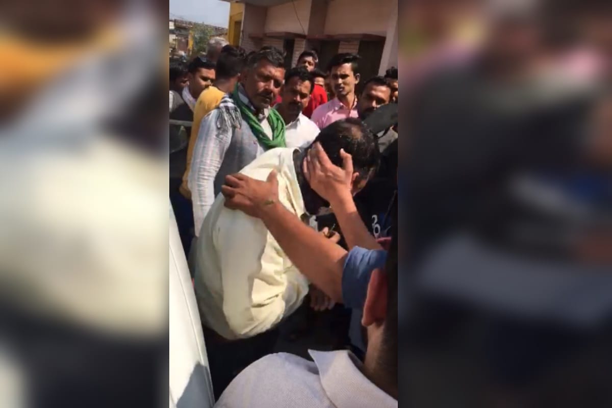 The peoples has beaten up to accused teacher in a village of Muzaffarnagar and see photos
