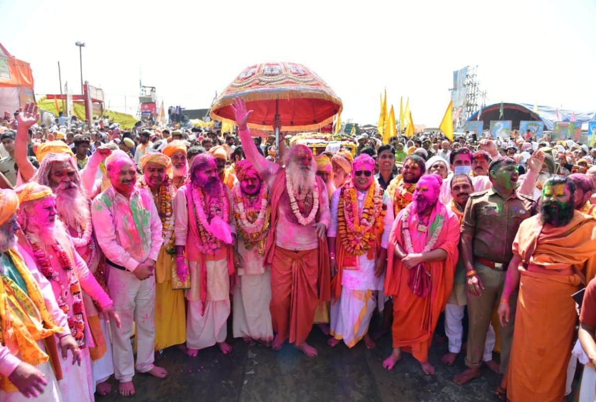 kumbh mela 2021: holi colors spread in Shahi Peshwai of saints