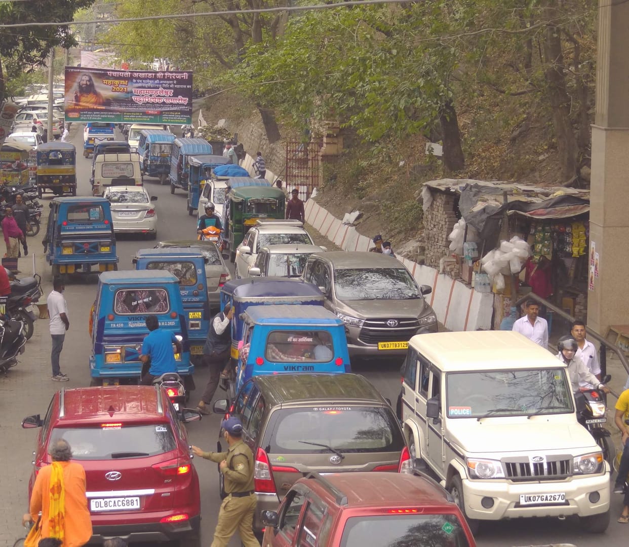 Vehicles stuck for 11 km on Lucknow Highway